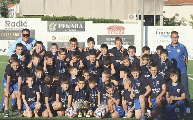 PEHARI MEDALJE PRIZNANJA Za male orebićke nogometaše pobjednike u dvije županijske lige! A priznanja od Slavena dobila i poznata nogometna braća... FOTO